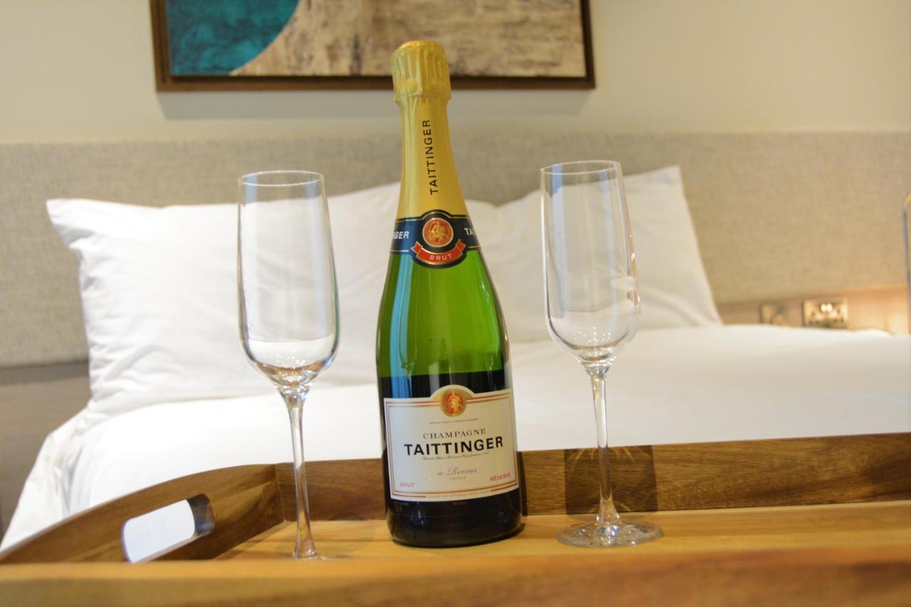 Staybridge Suites London Heathrow - Bath Road, An Ihg Aparthotel Hillingdon Exteriör bild